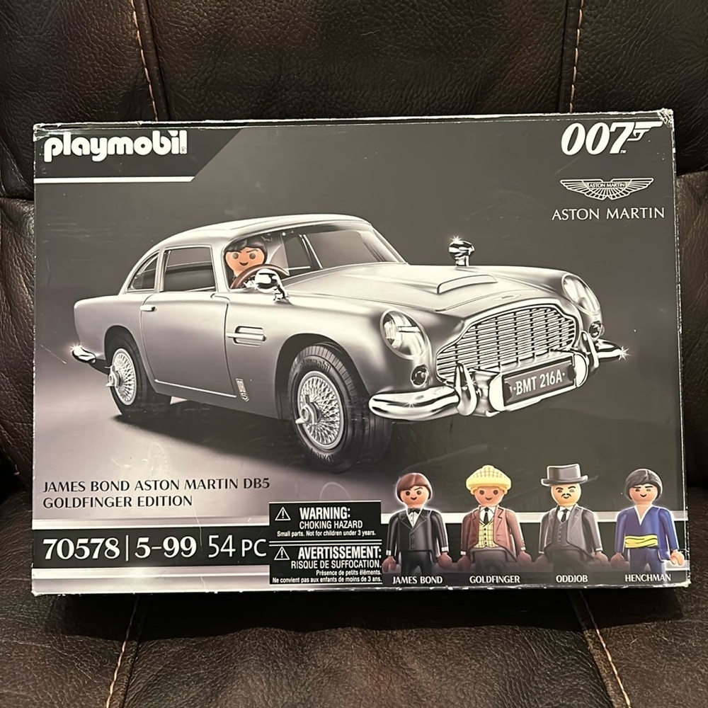 NEW Sealed collectible Aston Martin Playmobil 007 / 54 pieces